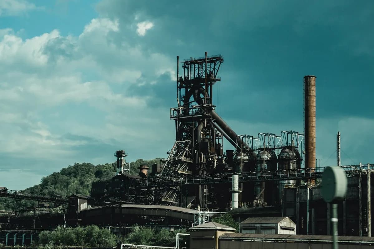 Industrial plant with steel structures and process equipment